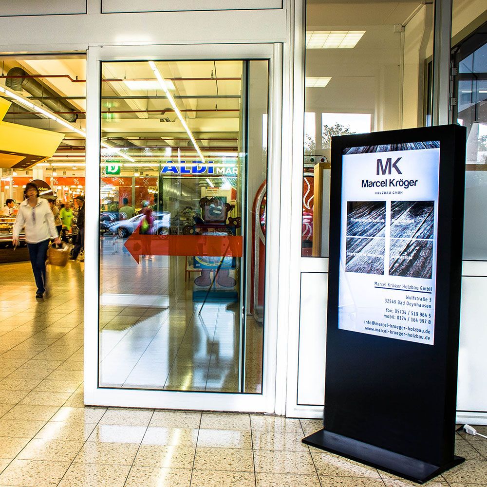 Ein Display mit Werbung für Marcel Kröer im Eingangsbereich vom Aldi in Löhne