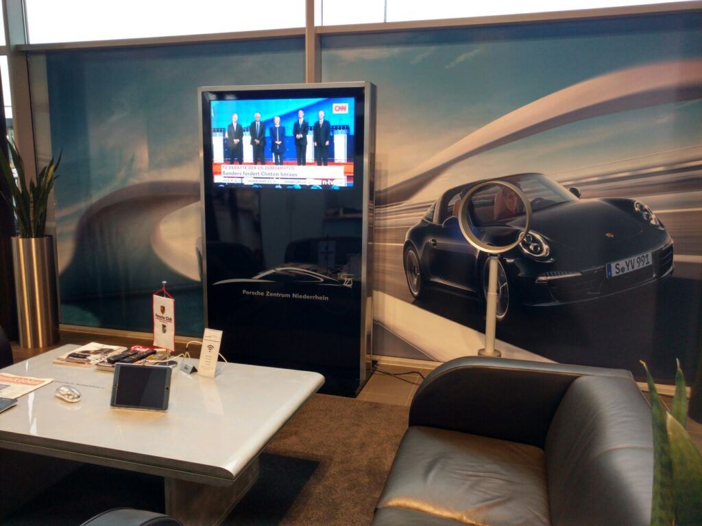 CNN-Bericht auf einer Werbestele in einem Porsche-Autohaus