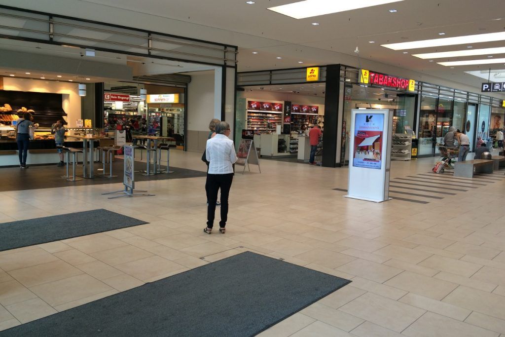 Signo Display Stele mit Werbung im Lurup Center in Hamburg