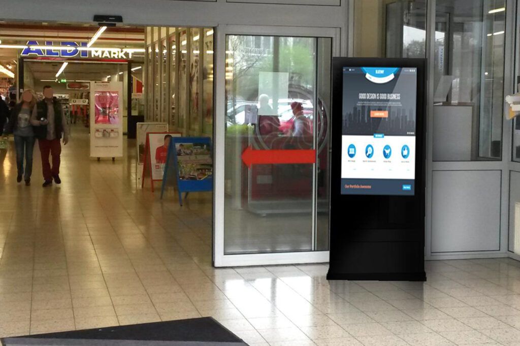 Eingangsbereich vom Einkaufscenter Löhne mit Werbestele