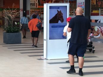 Touch Stele in einem Shoppingcenter