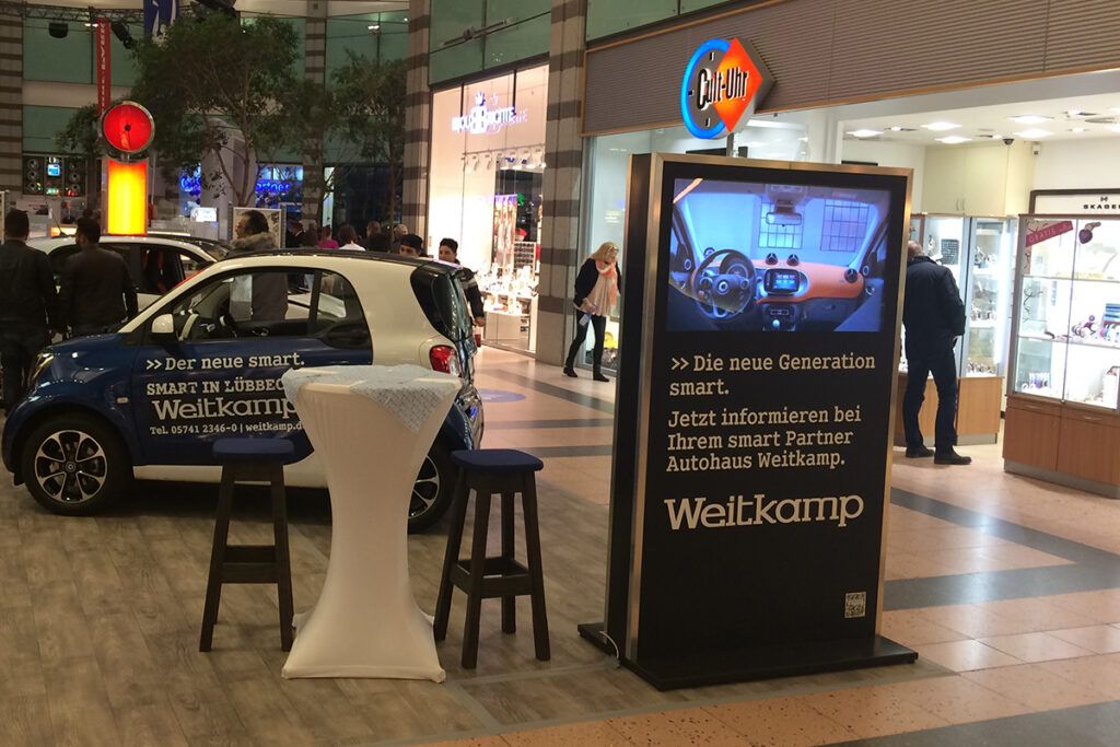 Ein Werbesystem mit Werbung von Weitkamp an einem Werbestand in einem Einkaufszentrum