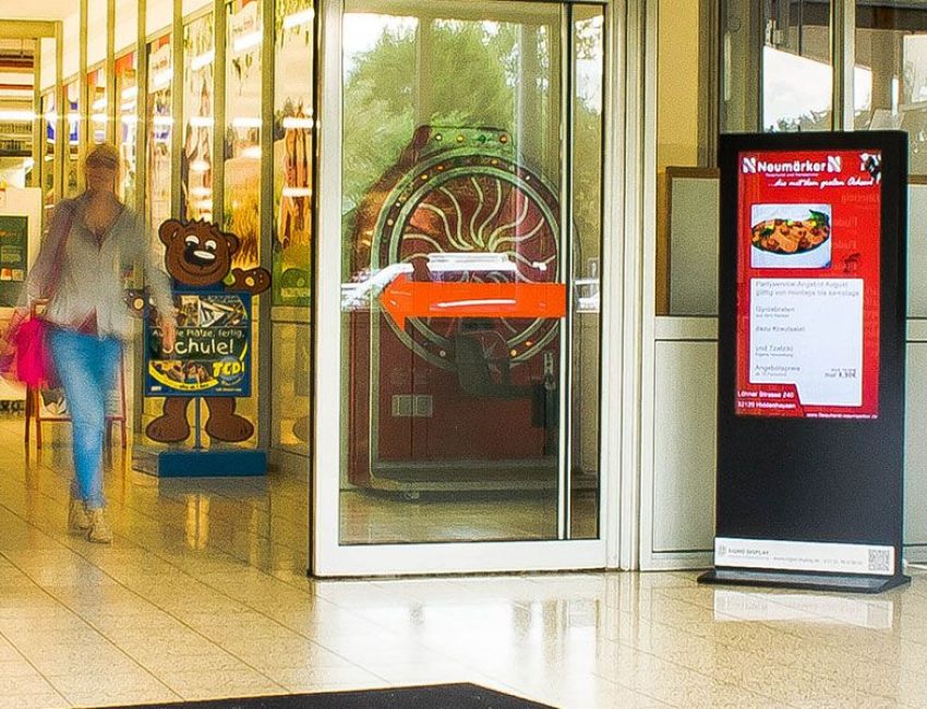 Ein Display mit Werbung im Eingangsbereich von einem Supermarkt
